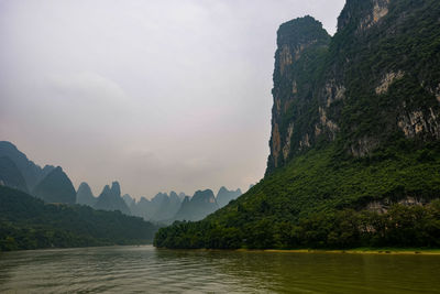 Li river cruise between guilin and yangshuo 