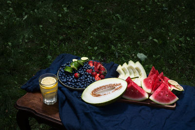 Amazing table outdoors with assorted fruits  on it,it will be great for married couples.