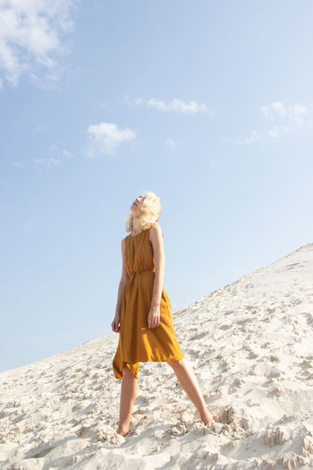 FULL LENGTH OF WOMAN ON BEACH