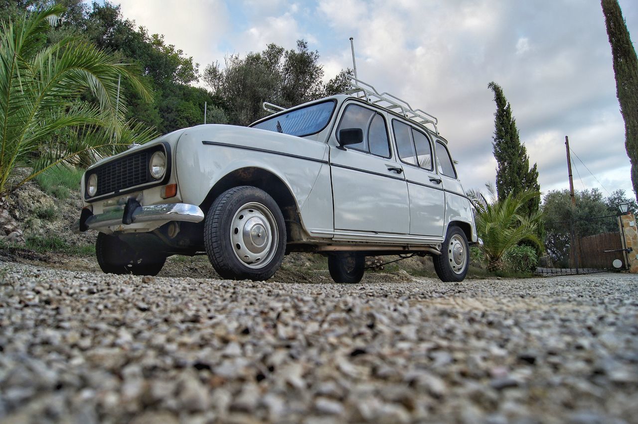 CLOSE-UP OF VINTAGE CAR