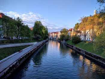 Footbridge over river against sky