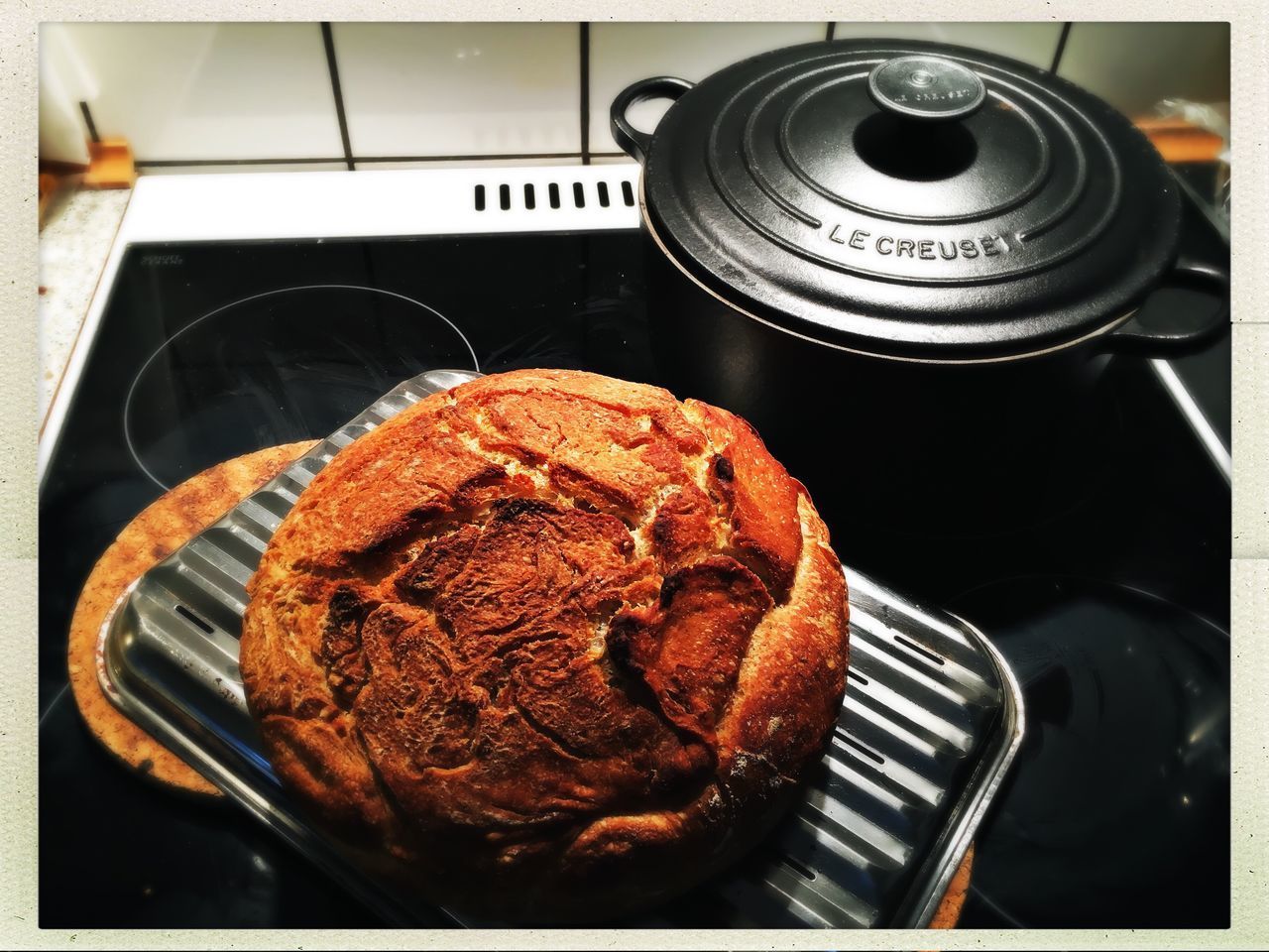 HIGH ANGLE VIEW OF BREAD ON PLATE