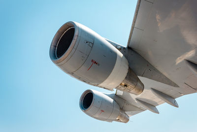 Wing of boeing 747 with engines.