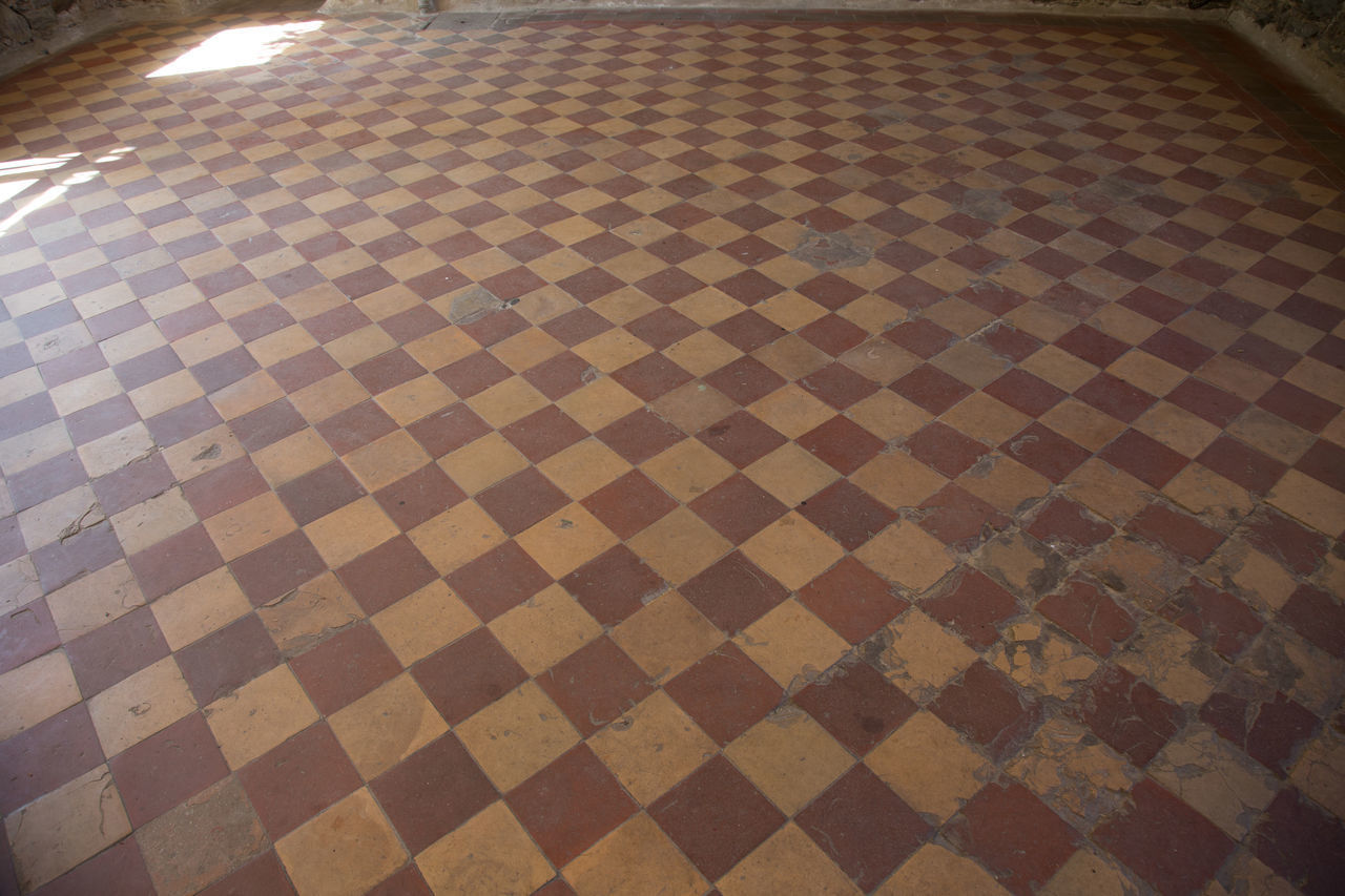 HIGH ANGLE VIEW OF TILED FLOOR AT HOME