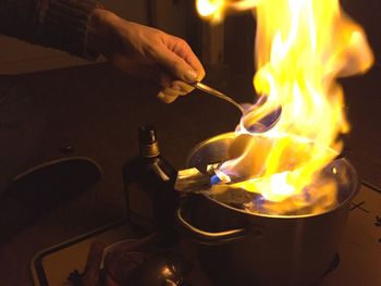 Cropped hand making feuerzangenbowle