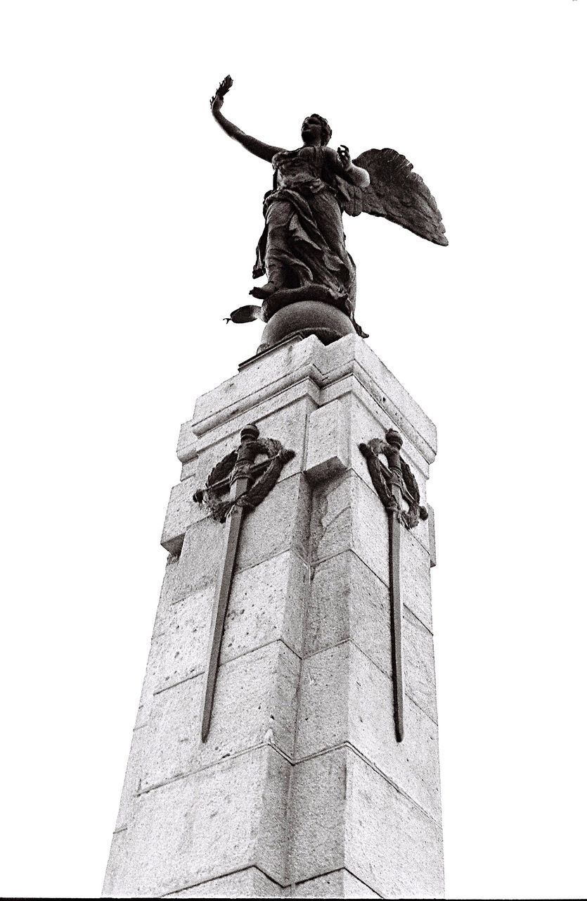 LOW ANGLE VIEW OF STATUE OF A MONUMENT