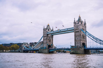 Tower bridge over thames river in city 