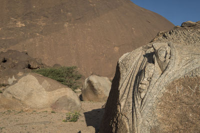Sculpture garden at aicha mountain in the sahara desert - mauritania