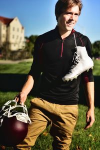 Mid adult man wearing sunglasses against sky