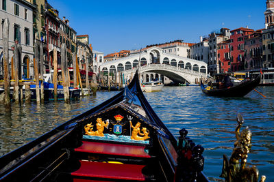 Rialto bridge over canal grande in venice against clear sky