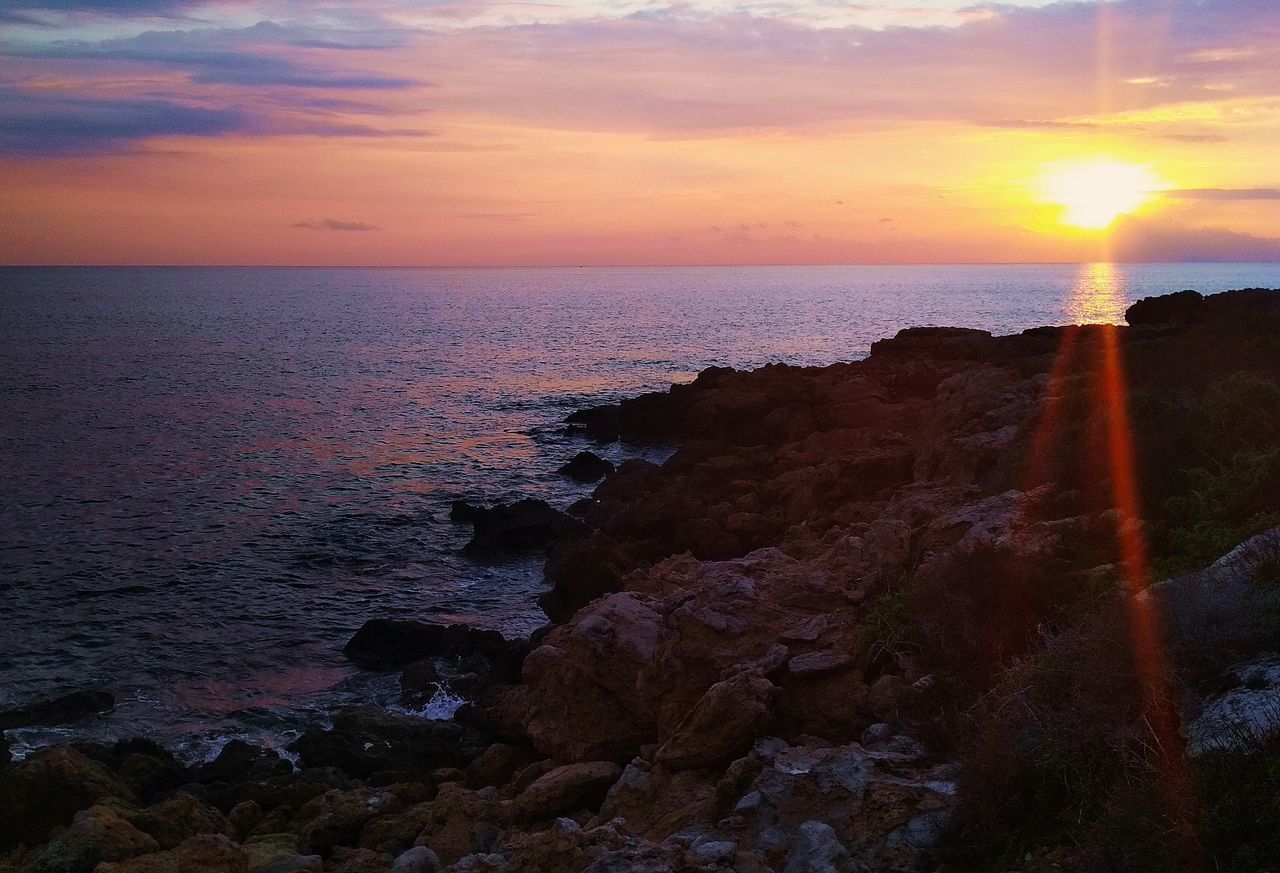 SCENIC VIEW OF SEA AGAINST SUNSET SKY