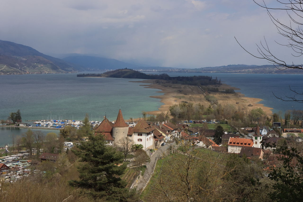 TOWN BY SEA AGAINST SKY IN CITY