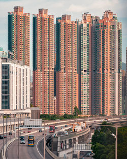 Take pictures of the highway with high-rise buildings on the footbridge