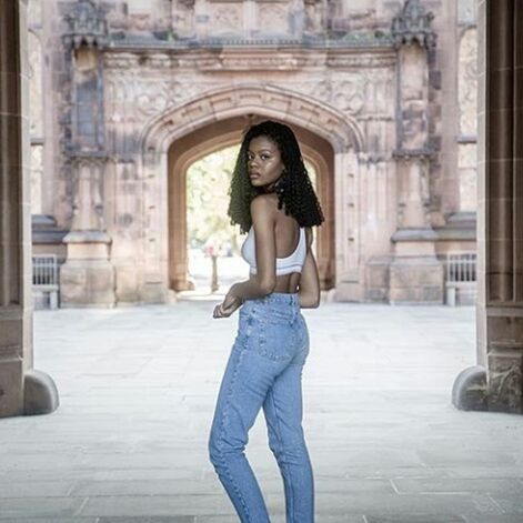 young adult, young women, lifestyles, person, front view, portrait, casual clothing, looking at camera, standing, leisure activity, full length, architecture, fashion, sunglasses, built structure, long hair, three quarter length