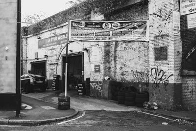 Road by old building in city