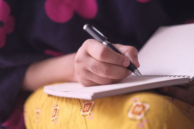 Women hand writing on notepad