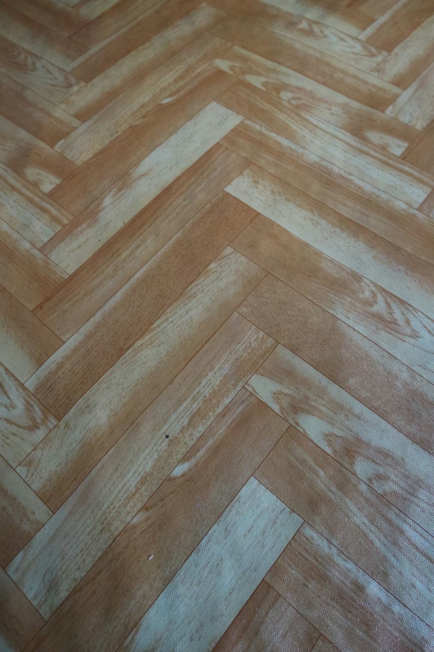 HIGH ANGLE VIEW OF WOODEN FLOOR