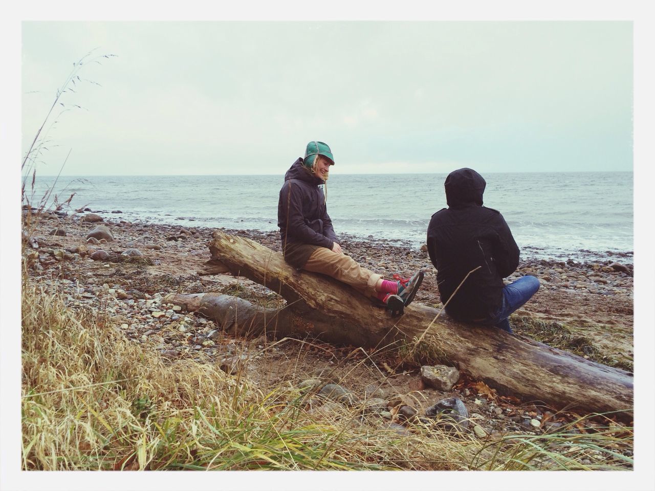 sea, horizon over water, water, rear view, sky, beach, lifestyles, leisure activity, men, tranquil scene, shore, person, tranquility, full length, sitting, beauty in nature, scenics, nature