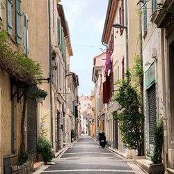 Narrow alley amidst buildings in city