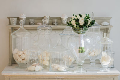 Close-up of white flowers in vase on table