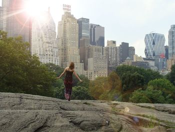 YOUNG WOMAN IN CITY