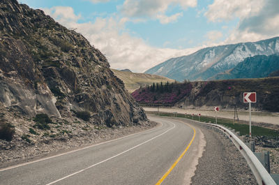 Steep turn of the road on the mountain serpentine. mountain landscapes of the chui tract, altai