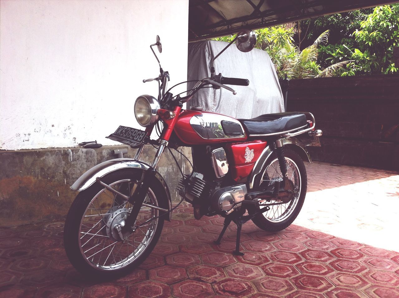 bicycle, transportation, mode of transport, land vehicle, stationary, parked, parking, building exterior, built structure, wall - building feature, street, wheel, architecture, house, day, outdoors, no people, sunlight, old-fashioned, wall