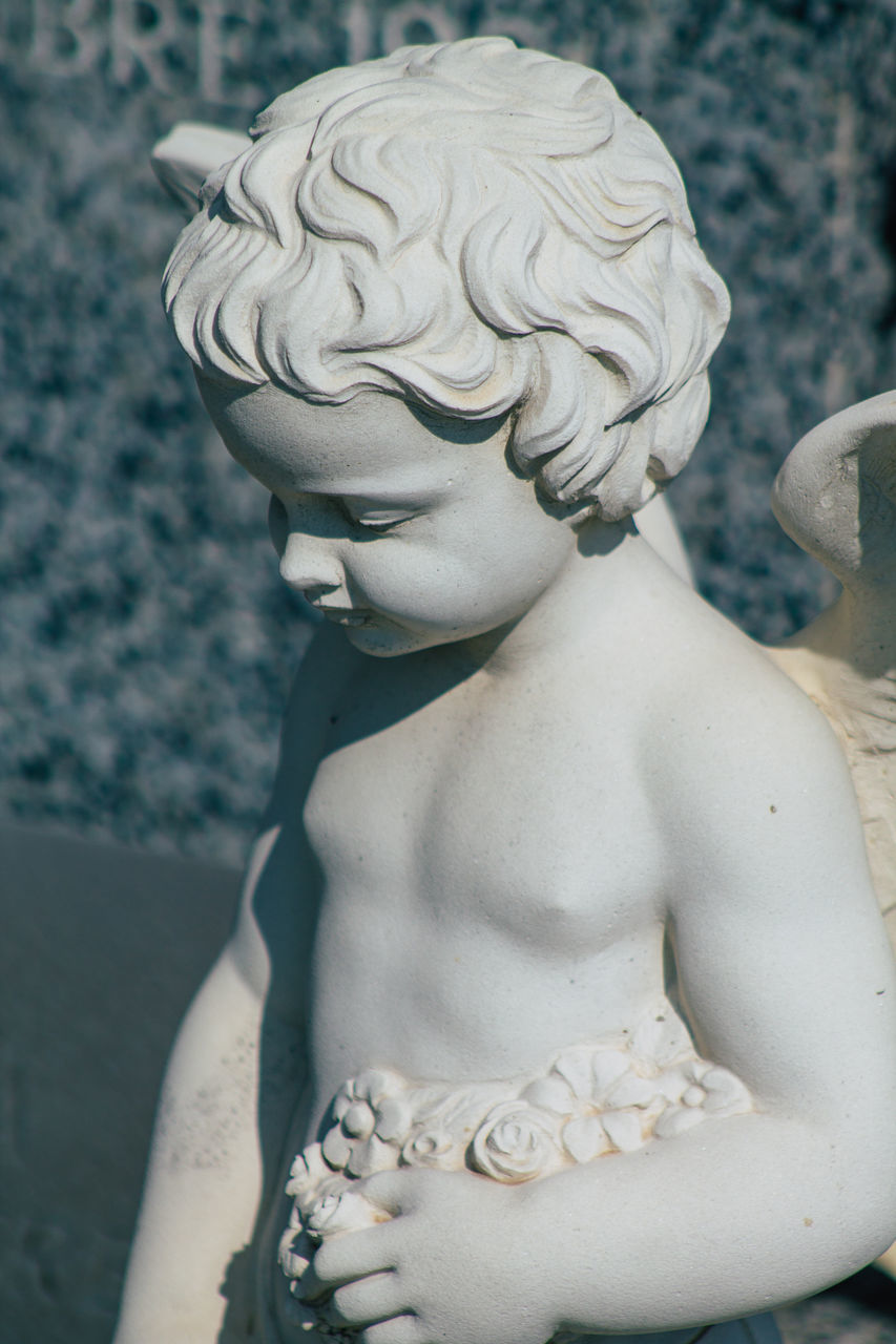 CLOSE-UP OF STATUE OF WOMAN IN MUSEUM