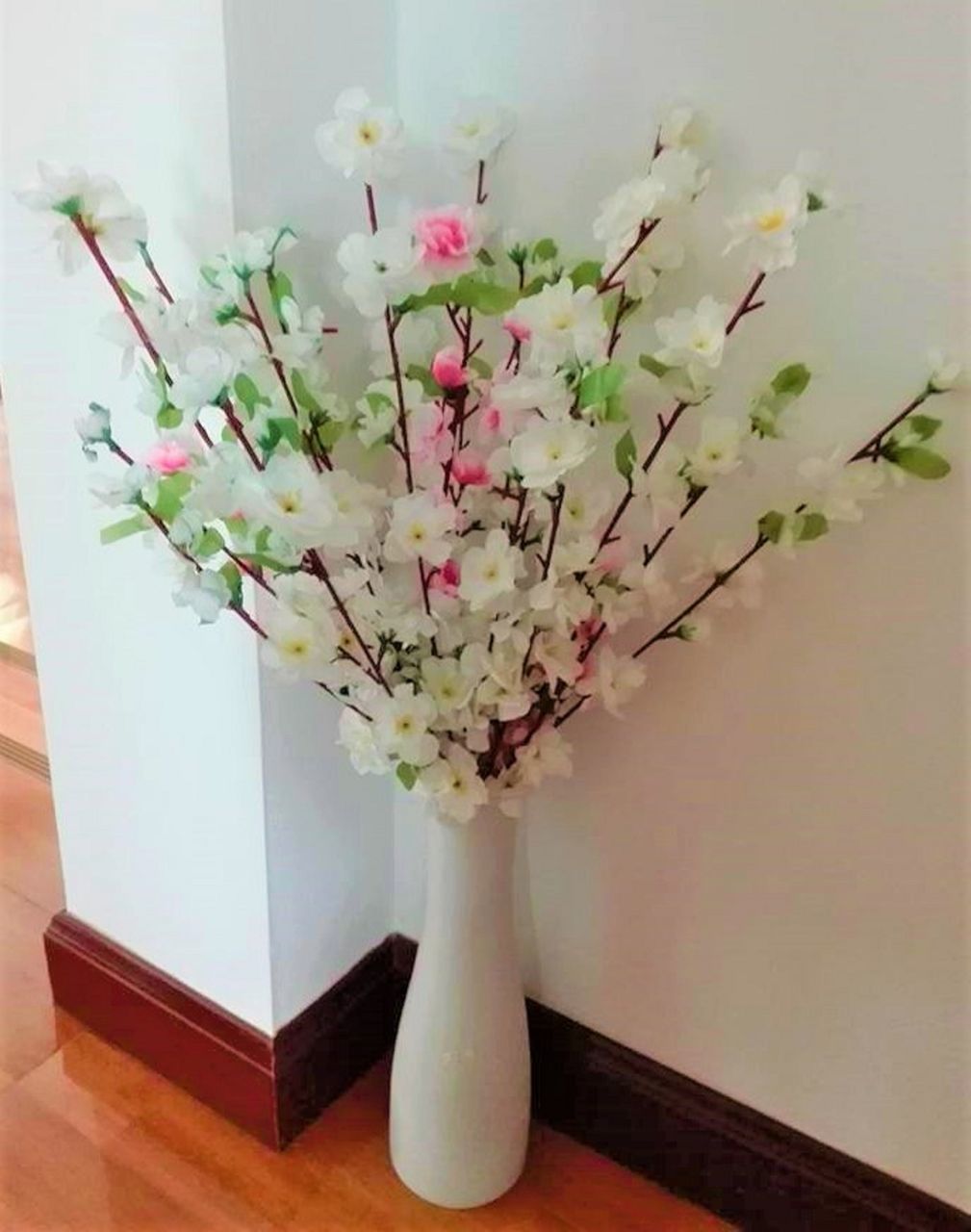 CLOSE-UP OF WHITE FLOWERS IN VASE ON TABLE