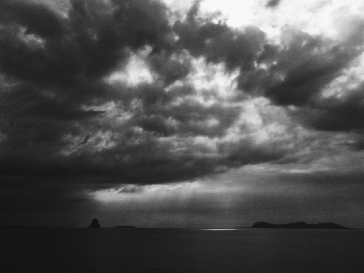 sea, sky, horizon over water, silhouette, cloud - sky, cloudy, scenics, tranquility, tranquil scene, water, beauty in nature, nature, weather, overcast, cloud, dusk, idyllic, beach, storm cloud, outdoors