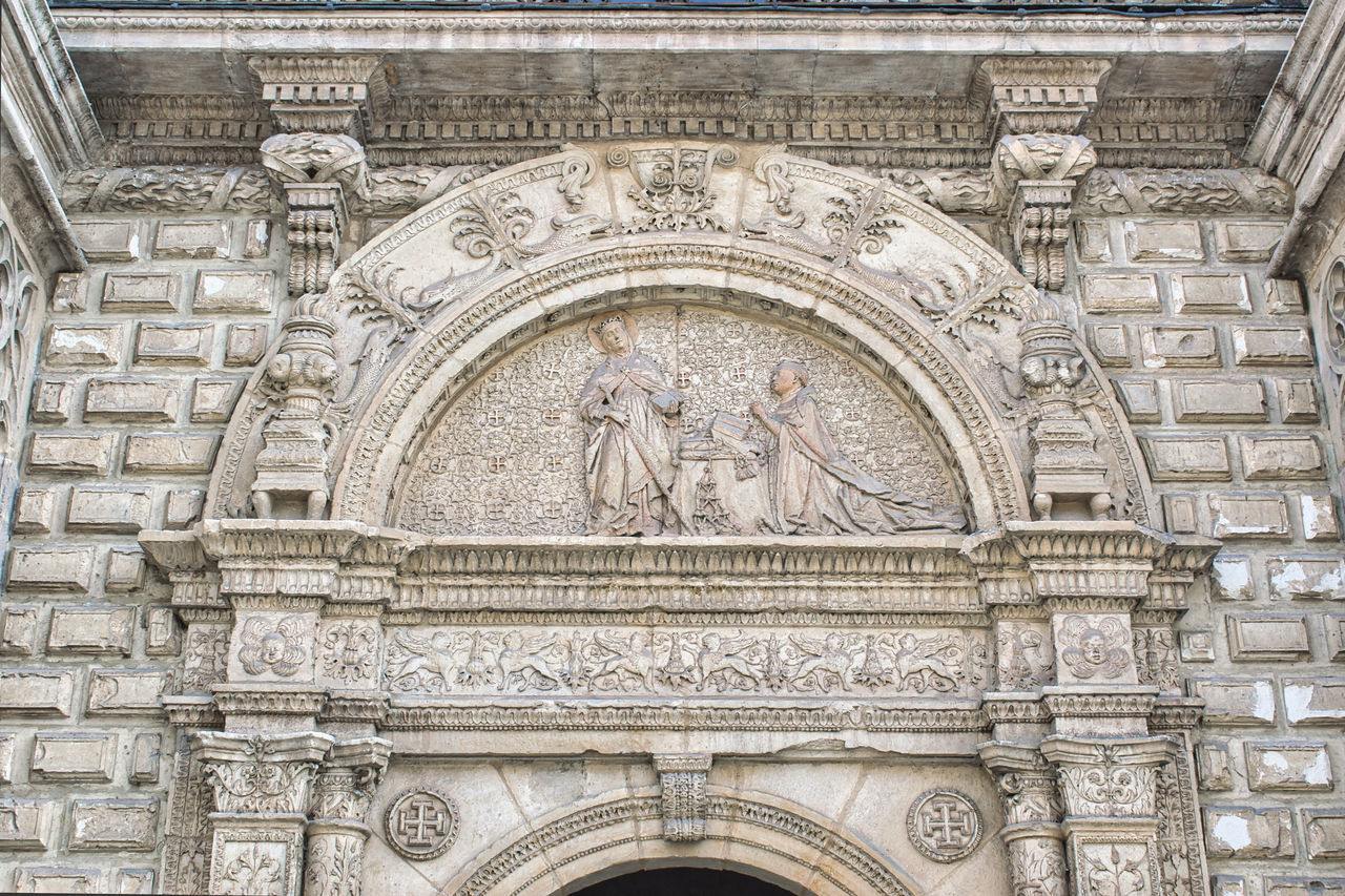 LOW ANGLE VIEW OF STATUES ON BUILDING