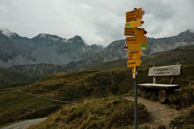 Wegweiser schweizer wanderwege mit bank