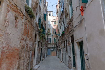 Narrow italian dead end street with old shabby buildings. venice, italy