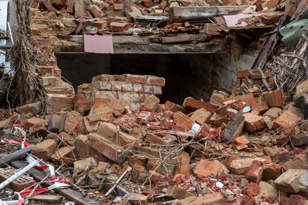 FULL FRAME SHOT OF DAMAGED BUILDING