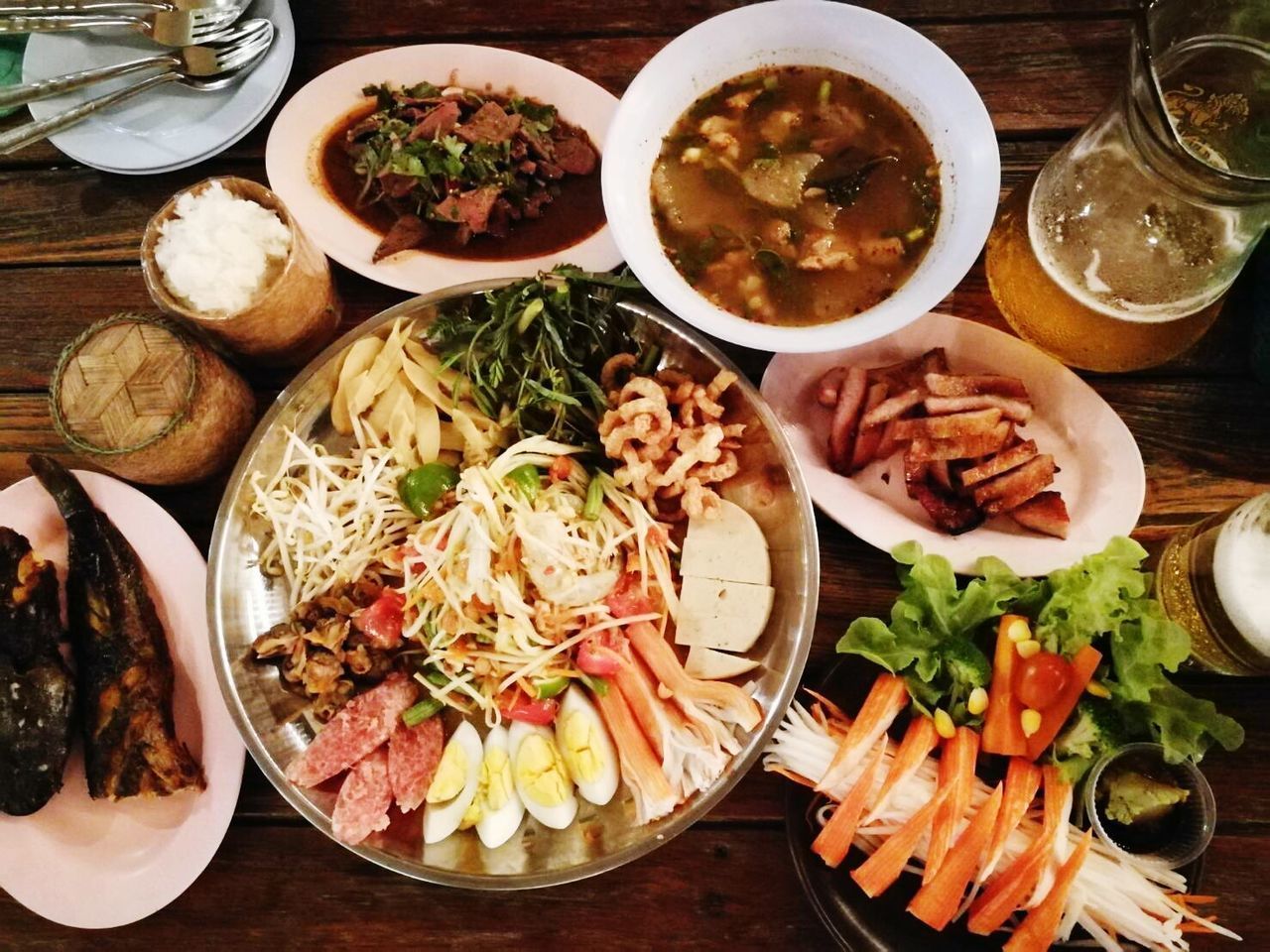 HIGH ANGLE VIEW OF FOOD IN BOWL ON TABLE