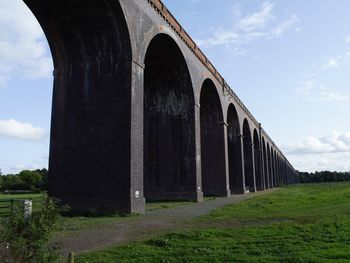 Arch bridge against sky