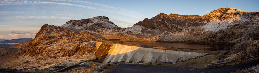 Stwlan dam and the moelwyn mountains near blaenau ffestiniog in snowdonia.