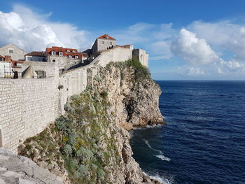 Panoramic view of sea and buildings against sky