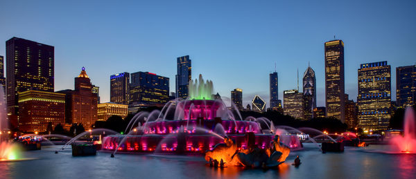 Buckingham fountain chicago lights at night