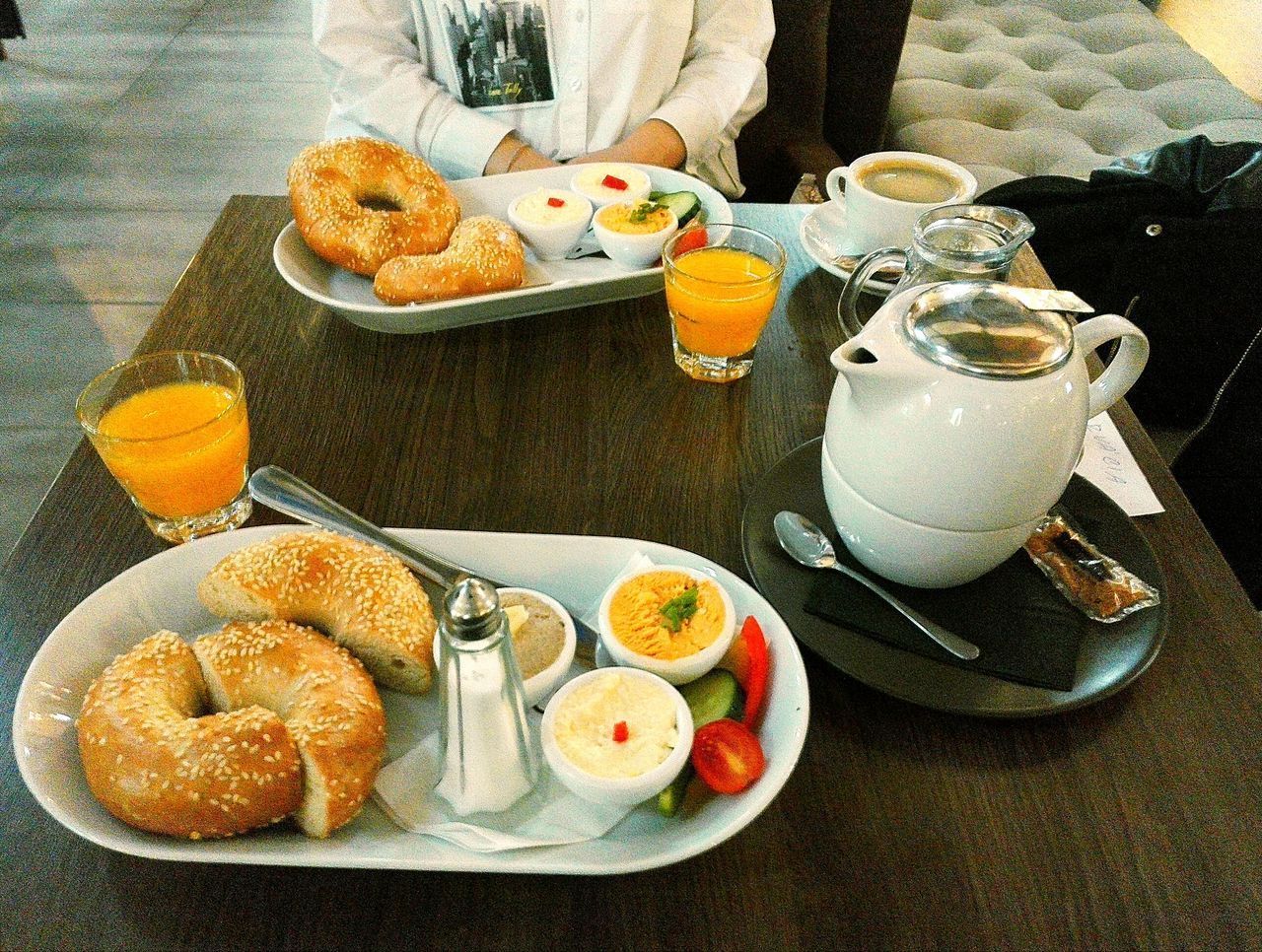 HIGH ANGLE VIEW OF BREAKFAST SERVED IN PLATE