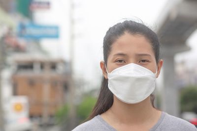 Woman wearing a mask to prevent dust and bacteria