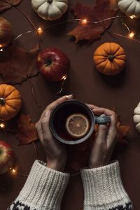 Man holding coffee cup