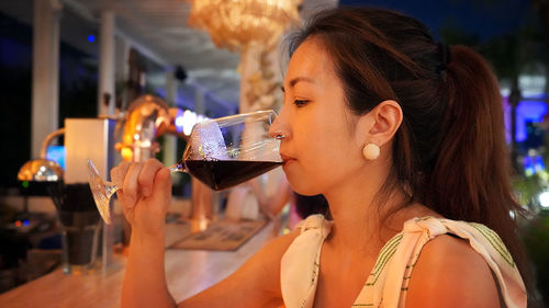 Portrait of woman drinking glass