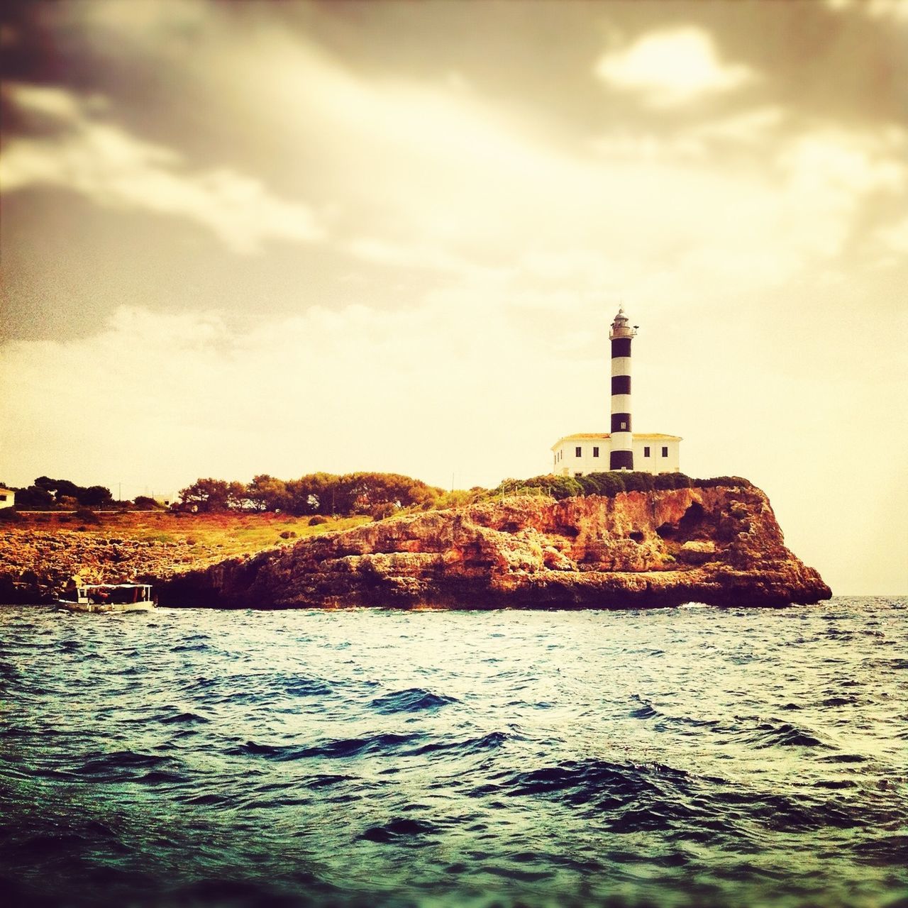 lighthouse, building exterior, architecture, sea, built structure, guidance, sky, water, cloud - sky, direction, tower, waterfront, protection, nature, scenics, safety, horizon over water, cloud, tranquility, cloudy