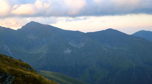 Sunrise on fagaras high mountain ridge. romanian mountain landscape with high peaks over 2200m