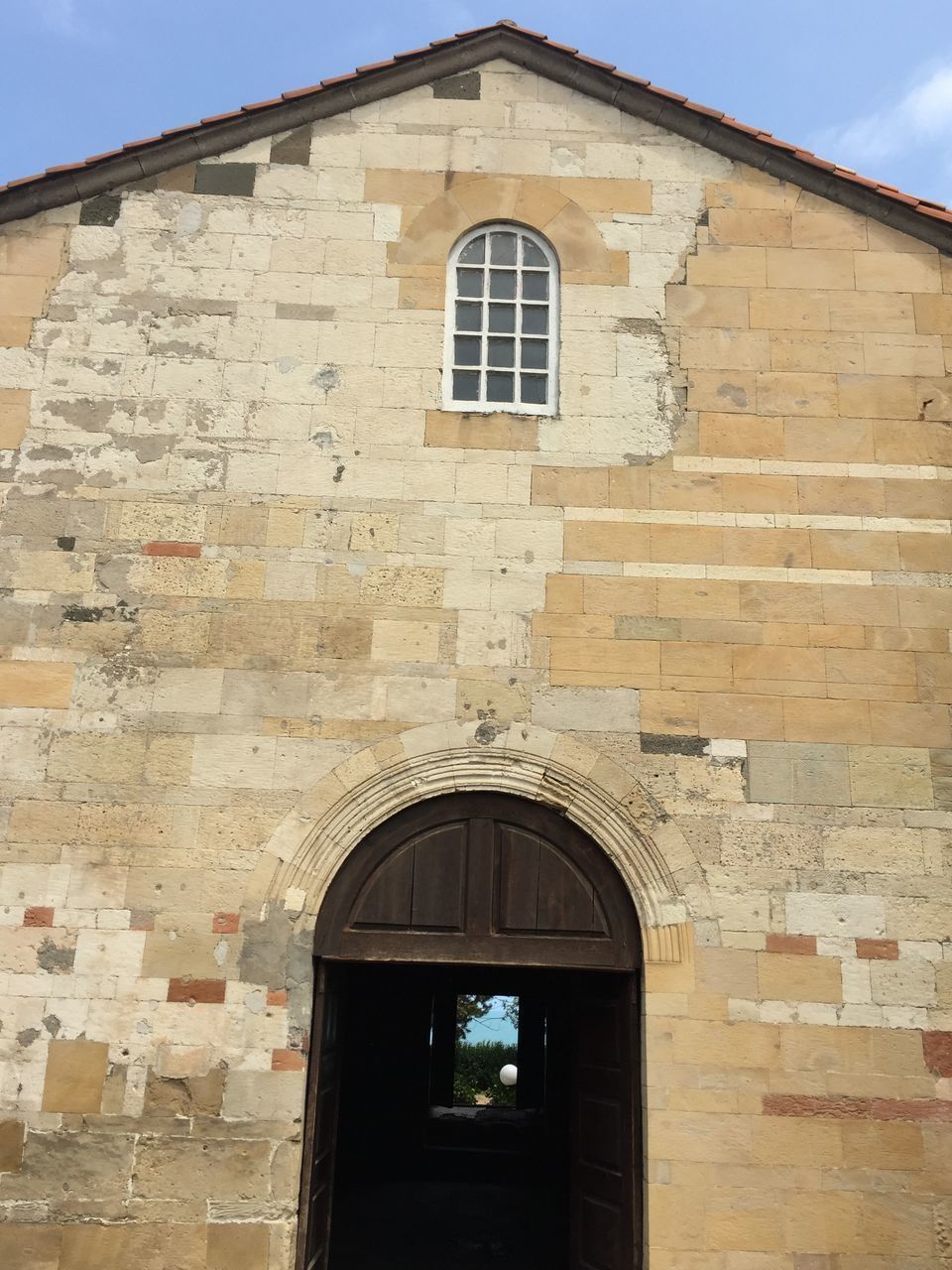 LOW ANGLE VIEW OF HISTORICAL BUILDING