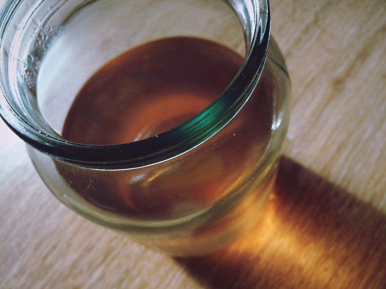 HIGH ANGLE VIEW OF TEA IN JAR ON TABLE