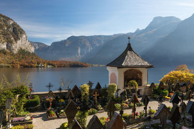 Picturesque cemetery in alpine village hallstatt, austria