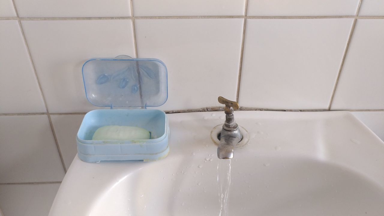 CLOSE-UP OF FAUCET IN KITCHEN