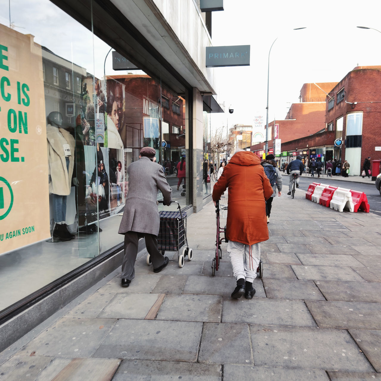 PEOPLE WALKING ON FOOTPATH IN CITY